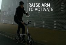 Chaqueta que indica a ciclistas cuándo girar y avisa a otros vehículos
