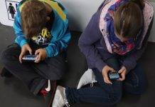 Francia prohíbe el teléfono en las escuelas