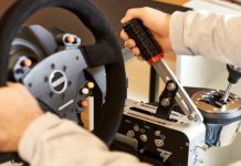 Thrustmaster refuerza su ecosistema de carreras con tres accesorios