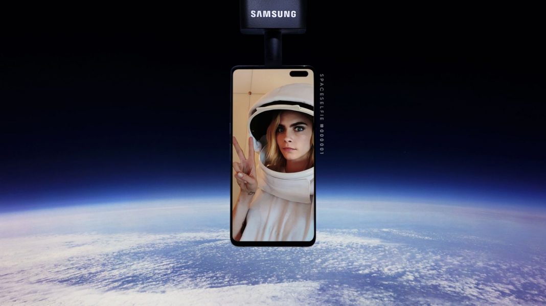 Cara Delevingne y Samsung, primer selfie del mundo enviado al espacio