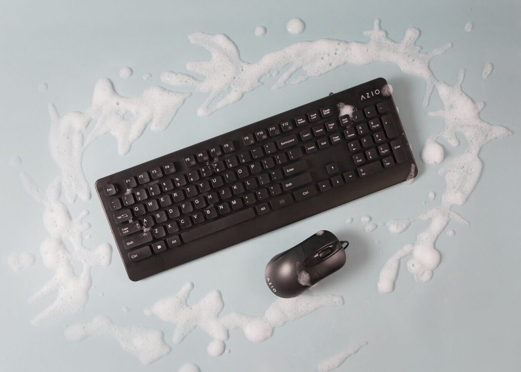 AZIO lanza un mouse y teclado anti-COVID e impermeable