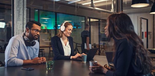 EPOS presenta una gama de auriculares para profesionales