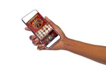 Vanguardia tecnológica: ¿cómo han evolucionado los juegos de casino online? mano movil